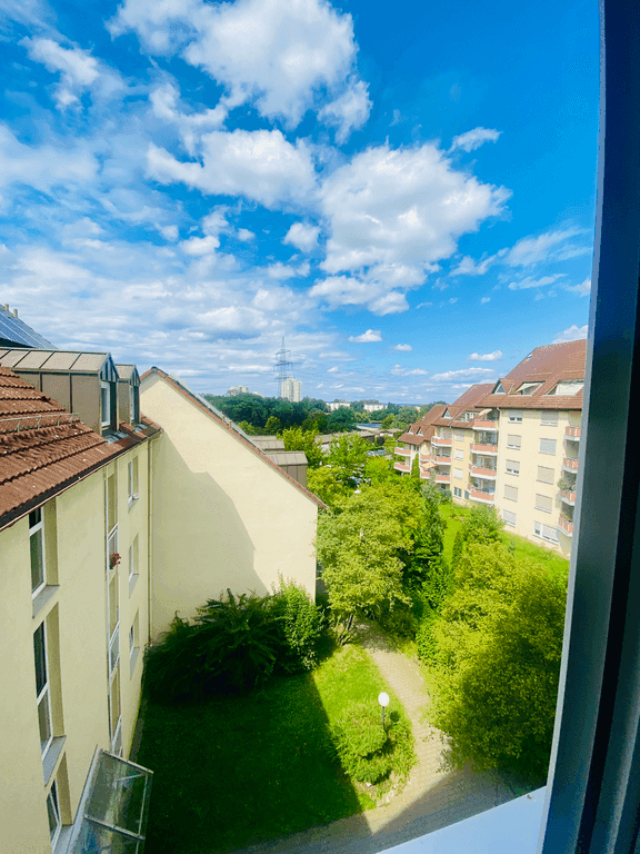 Aussicht auf Wohngeb�ude N�rtingen Etagenwohnung Moderne 3-Zimmer-Wohnung mit Balkon in N�rtingen
