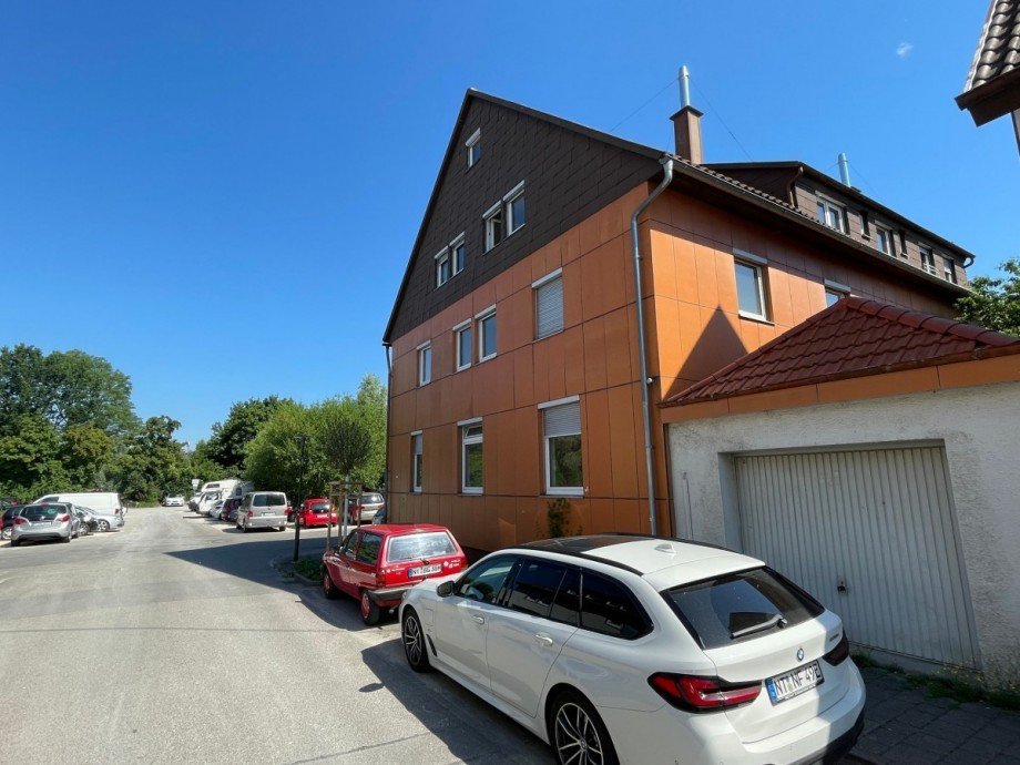 Wohngeb�ude mit Autos Mehrfamilienhaus N�rtingen