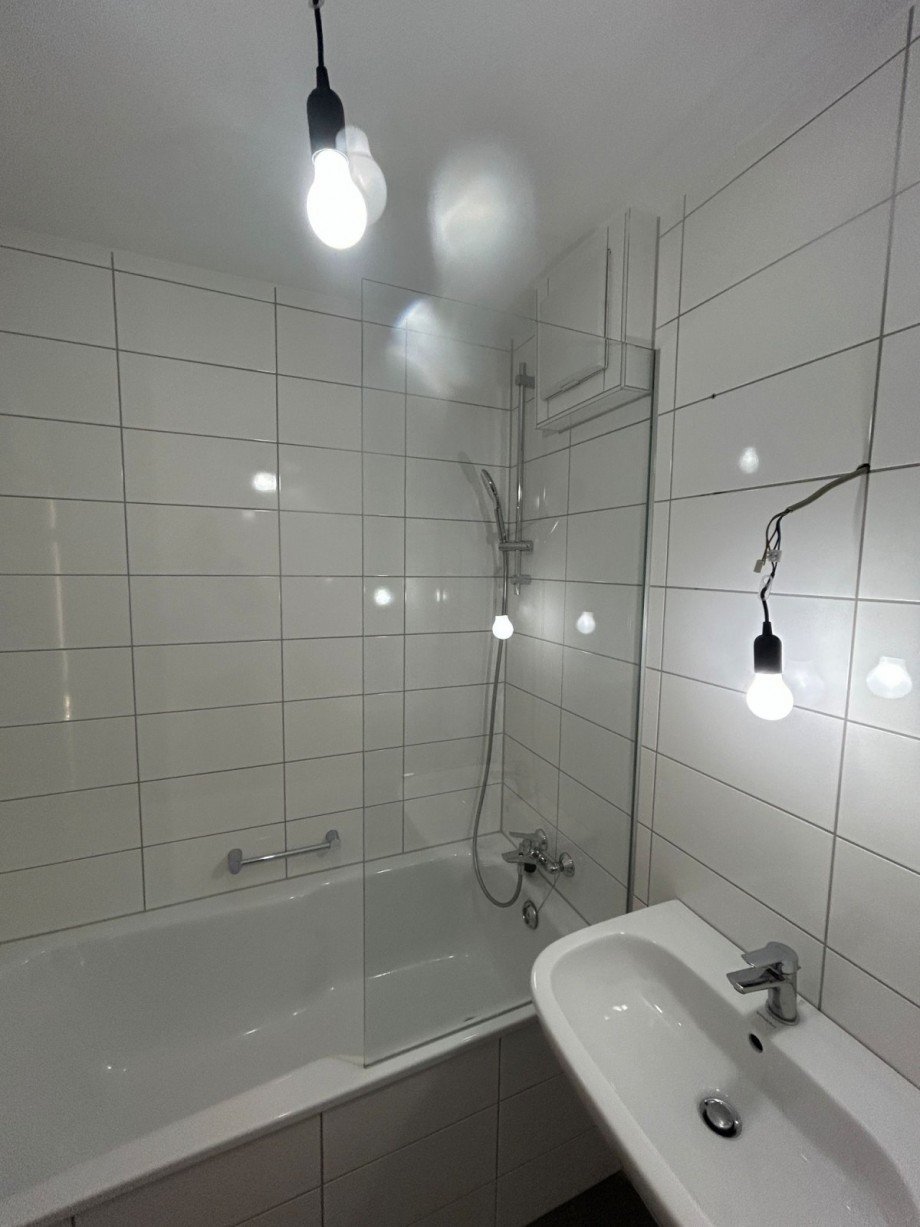 Helles Badezimmer mit Wanne Etagenwohnung G�ppingen