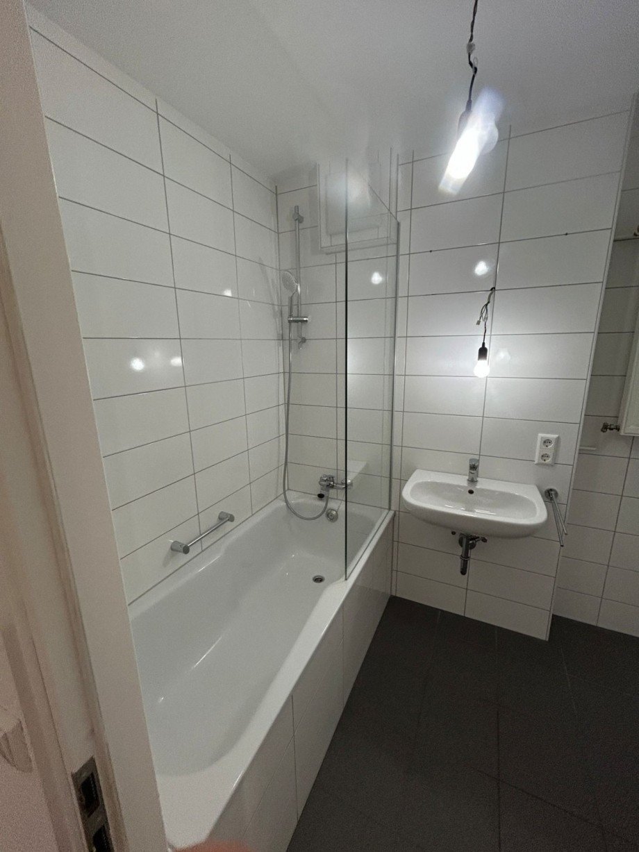 Helles Badezimmer mit Badewanne Etagenwohnung G�ppingen