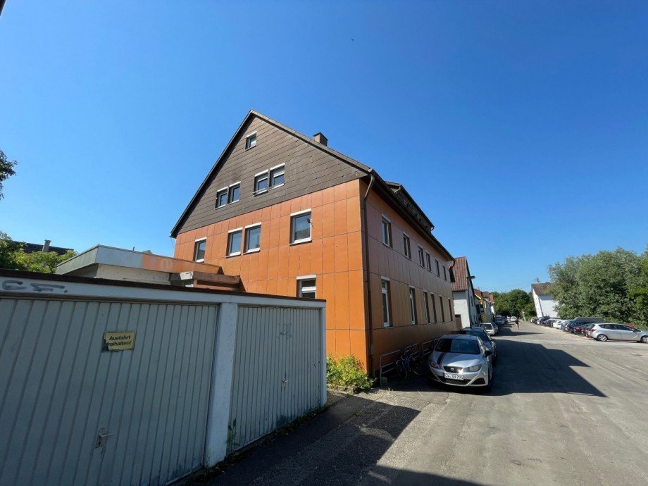 Haus und Stra�e bei Sonne Mehrfamilienhaus N�rtingen