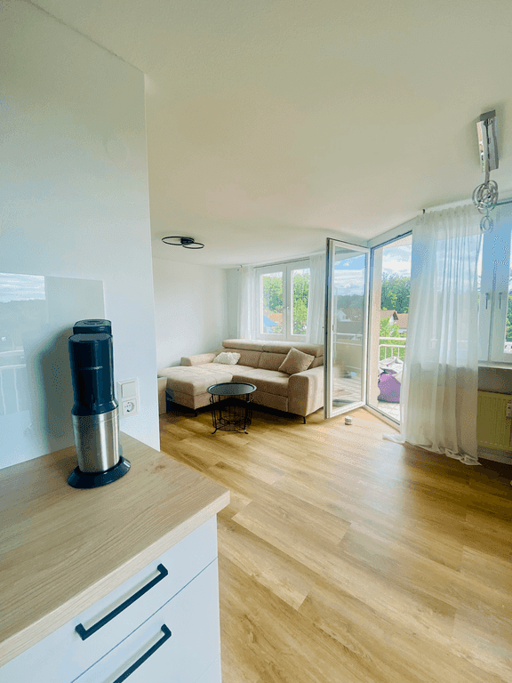 Helles Wohnzimmer mit Balkon Etagenwohnung N�rtingen