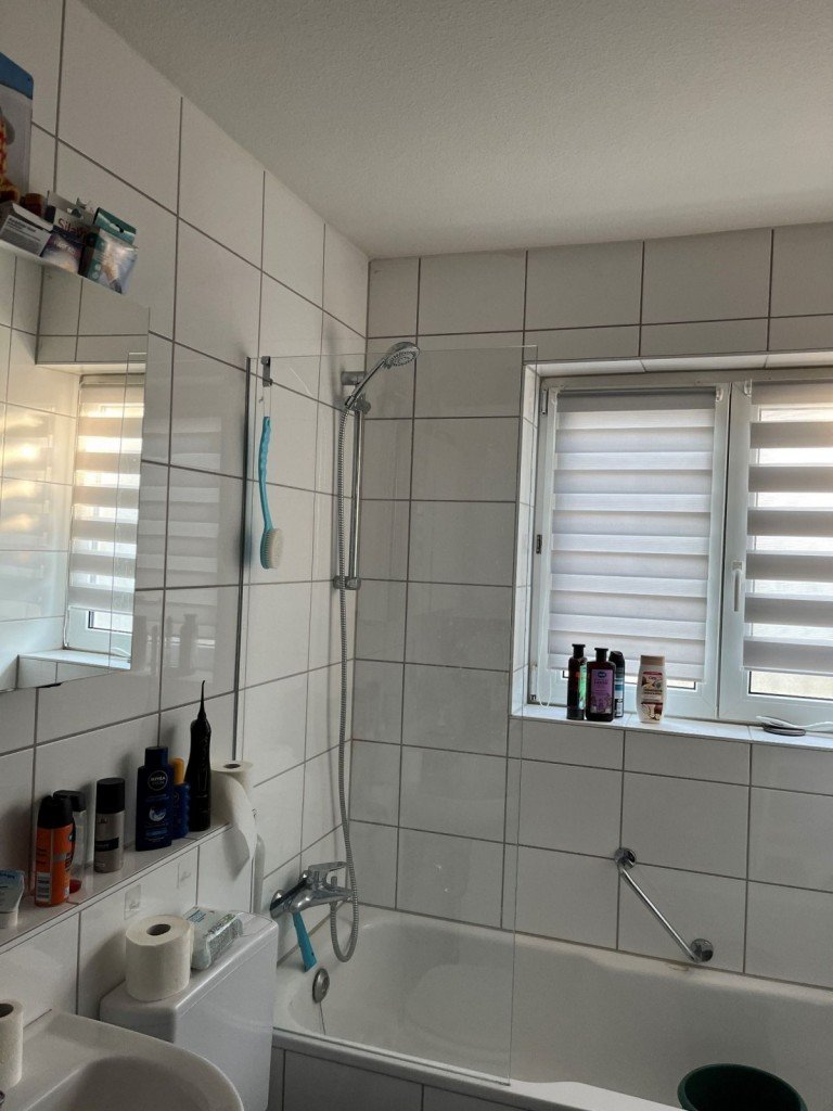Bad.jpg Salach Erdgeschosswohnung Bodennahe 2-Zimmer-Wohnung mit Balkon und Bad mit Fenster in Salach